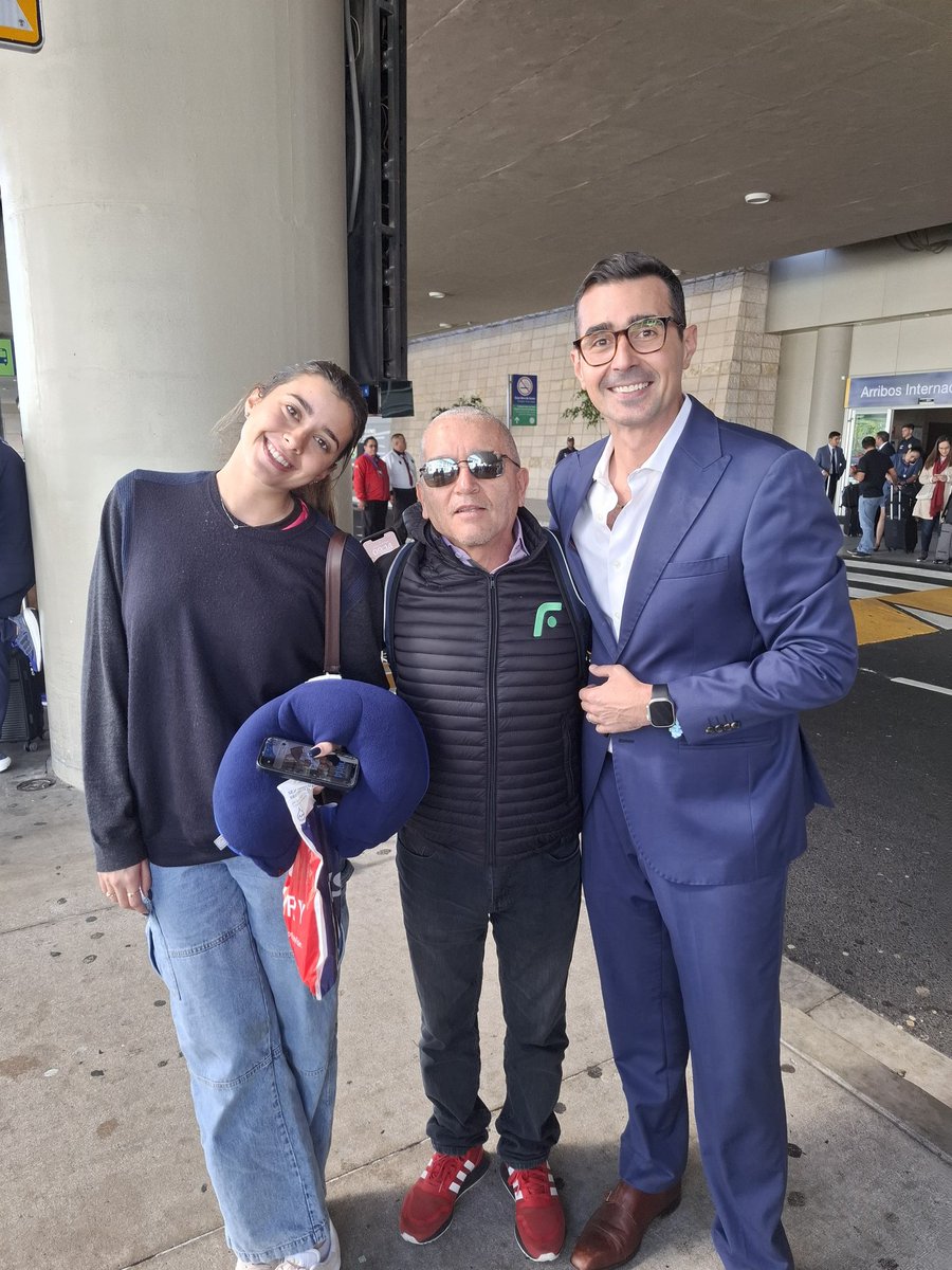 Lu Guschmer y su padre, el ministro del deporte Andrés Guschmer en el aeropuerto de Tababela. Pura coincidencia el encuentro con Andrés. Lu, la estrella del viaje a Sao Paulo con IDV.