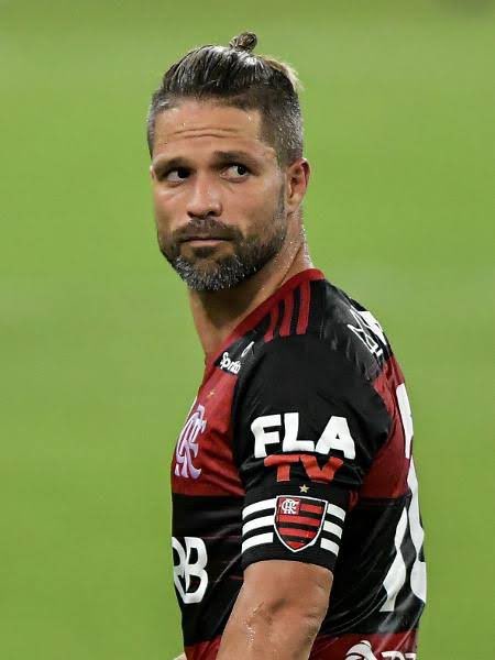 Eu sempre disse que só entenderiam o que o Diego Ribas significa pro Flamengo depois que ele saísse daqui.

Pois bem… Tá aí.

HONROU o manto. HONROU a camisa 10.

Ídolo Eterno.