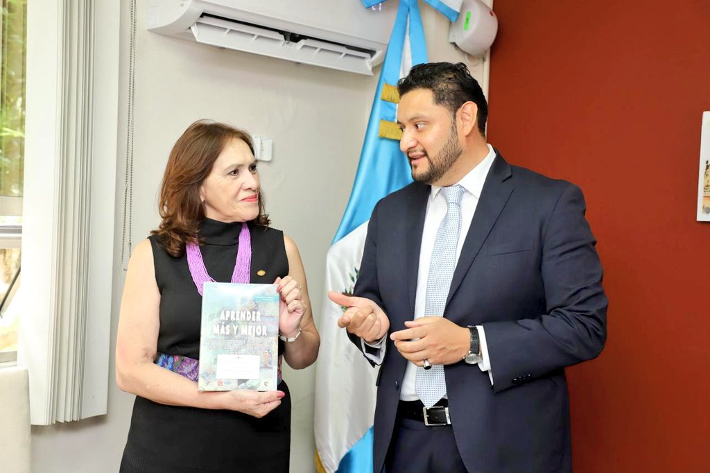 La #ViceCancillerGT María Luisa Ramírez y autoridades de la Academia de Diplomacia “Antonio José de Irisarri” del @MinexGt sostuvieron una reunión de acercamiento con el Director General del Instituto Latinoamericano de Comunicación Educativa @ILCEedu, Dr. Percastre-Mendizábal,