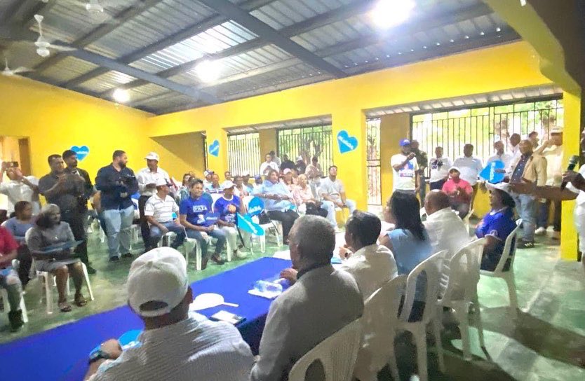 IngJuanTomas's tweet photo. Los corazones azules llegaron a todo el país y San Francisco de Jacagua, Santiago, no se quedó atrás como, muestra de que @Crecemosrd y que reafirmación del gran trabajo de @itobisono en todo el país #CorazonesAzules #CrecemosRD #FiestaTriunfoPRM https://t.co/7hj0kpbqXR