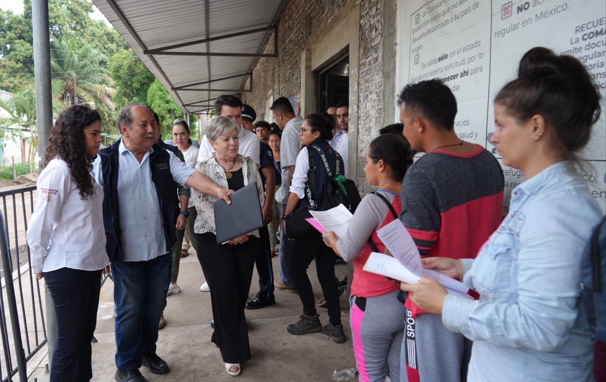 📸 En Tapachula, la canciller Alicia Bárcena, junto con la secretaria @LuisaAlcalde y el subsecretario @arturomedinap de @SEGOB_mx, realizó un recorrido por las oficinas de la Comisión Mexicana de Ayuda a Refugiados. La @comar_sg es un órgano esencial para el Modelo Mexicano de