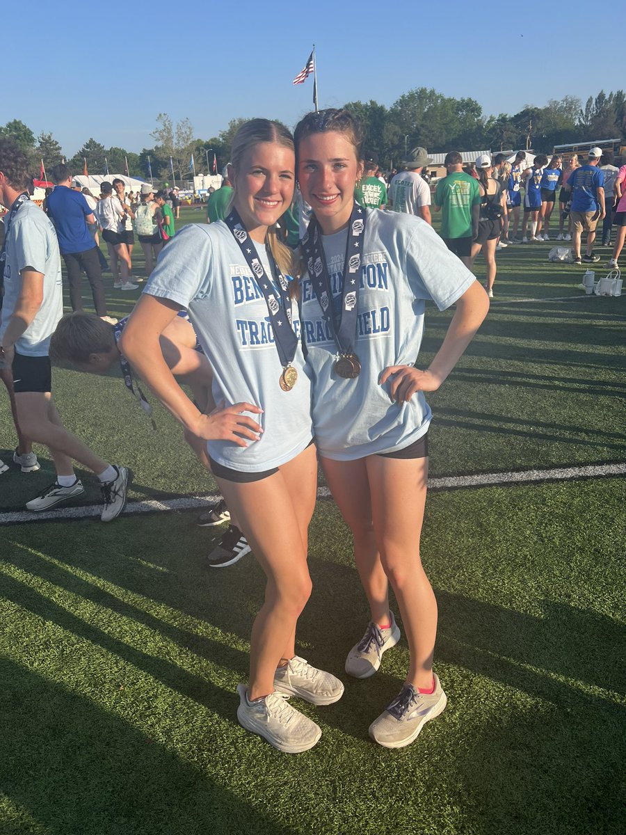 We had two 200 medalists today! Alexis finished in 4th and Liv B finished in 8th. Congrats to both of them as they both added to their medals they are taking home! Way to compete!