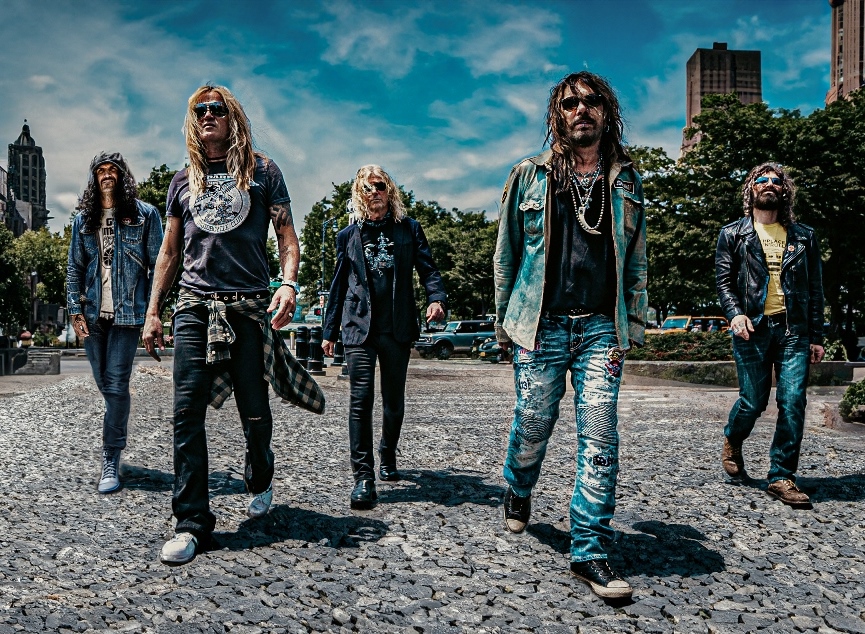 TheHookRocks's tweet photo. 👉Singer John Corabi has returned to @TheDeadDaisies &amp; so has the fun! He visits with The Hook Rocks to discuss how it all happened &amp; recording the bands new album at Muscle Shoals studio. @Crablegs59 @PantheonPods 
APPLE
https://t.co/MBjYElpA7o
SPOTIFY
https://t.co/xR4rTFsEPG https://t.co/uYUe0Z23AC