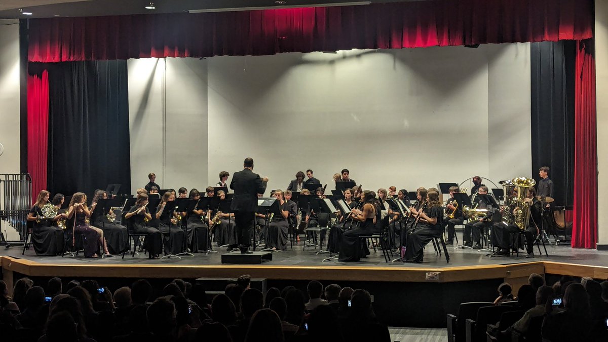 PrincipalLCHS's tweet image. Your La Cueva Concert Band is finishing the year in style! #WALC 🐻 🎵