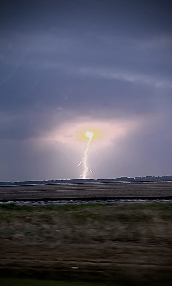 First lightning pic of the season! Looking east from St. Jean Baptiste with a tornado warning at 8:27 pm⚡️ #mbstorm #lightning #lightningstrike #storm #manitoba <a href="/weathernetwork/">The Weather Network</a> <a href="/WeatherPicture/">Weather Pictures</a> <a href="/weatherchannel/">The Weather Channel</a>