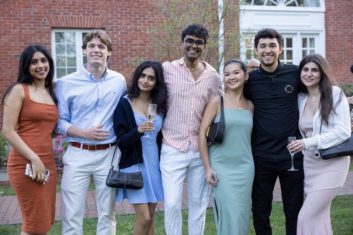 Cheers to the Class of 2024! 🥂🍾 Christopher Volberg ’17, FOLD (Falcons of the Last Decade) Board member, welcomed the Class of 2024 to the alumni community at President Chrite’s home. Congratulations to our graduating @bentleyu Falcons! 🎓🎉