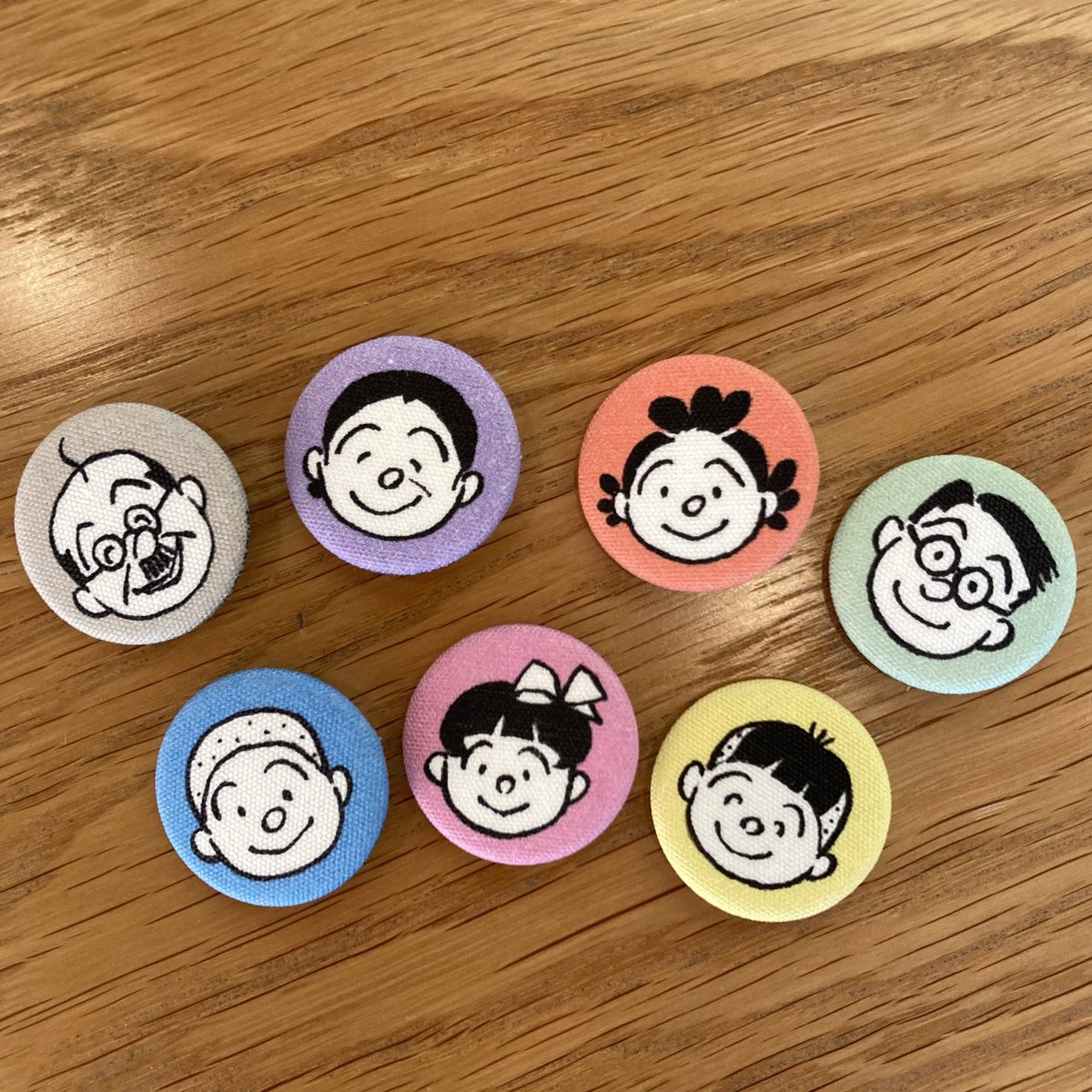 缶バッジくじ】 サザエさん一家の笑顔とうしろ姿が缶バッジくじになり