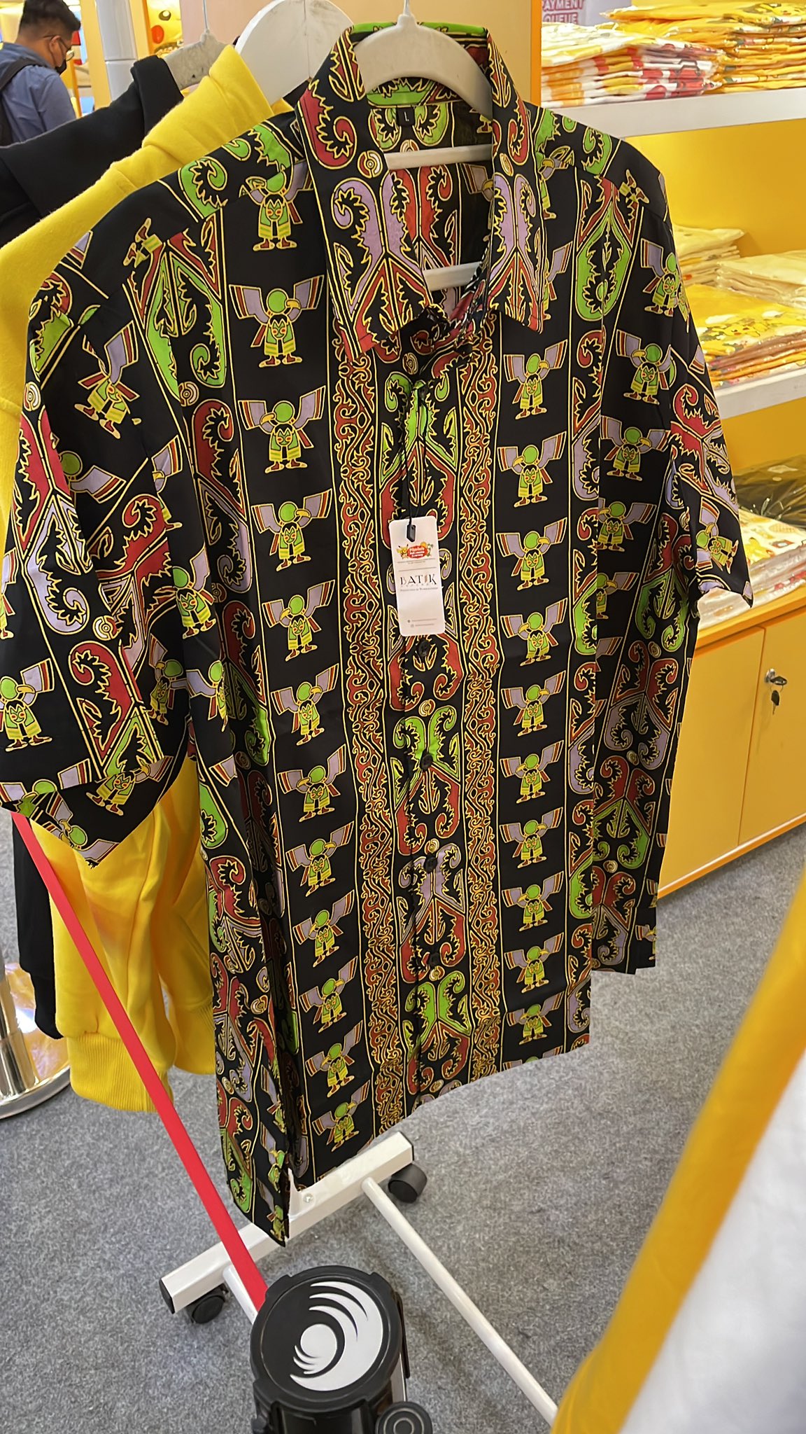 バティックシャツのピカチュウ ヒトデマン柄 Lサイズ バティックシャツ