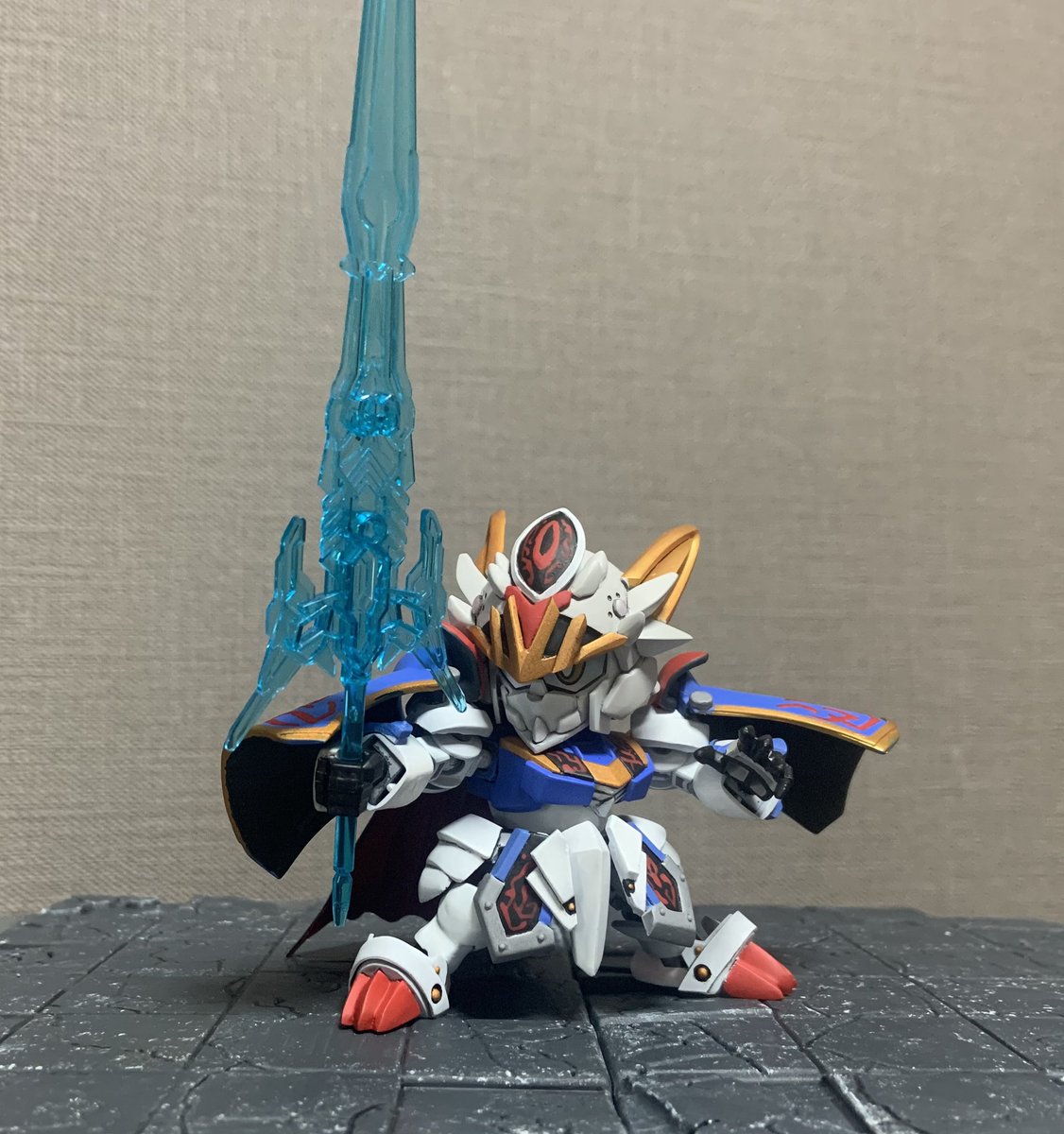 魔法騎士ガンダム・エアリアル完成しました。

台座とエフェクトも作りました！
ちょっと大人っぽいイメージの顔に、カードダスから読み取りにくい部分はオリジナルの解釈で。
剣は形状把握ができなかったので見送りました。
世界最速の立体化！かも？
#SDガンダム
#俺SD作ってるぜ