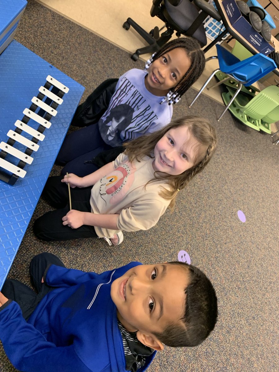 Fun with the science of sound in kindergarten. 🎶 #NfSquirepride ⁦<a href="/JaimeHoon/">Jaime Hoon 🖍</a>⁩