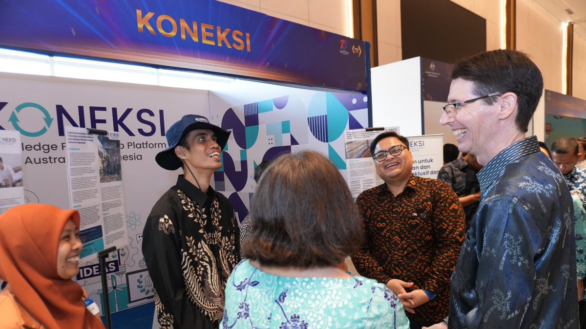 Apresiasi terakhir di hari Jumat dari acara #Ozalum kami!

Eureka English & Edlink Connex mengajar bahasa Inggris kpd generasi masa depan & 🔗mereka agar mendapat peluang studi di 🇦🇺. KONEKSI menghubungkan peneliti 🇮🇩 & 🇦🇺 untuk mendapatkan hasil yg lebih baik bagi masyarakat 🇮🇩.