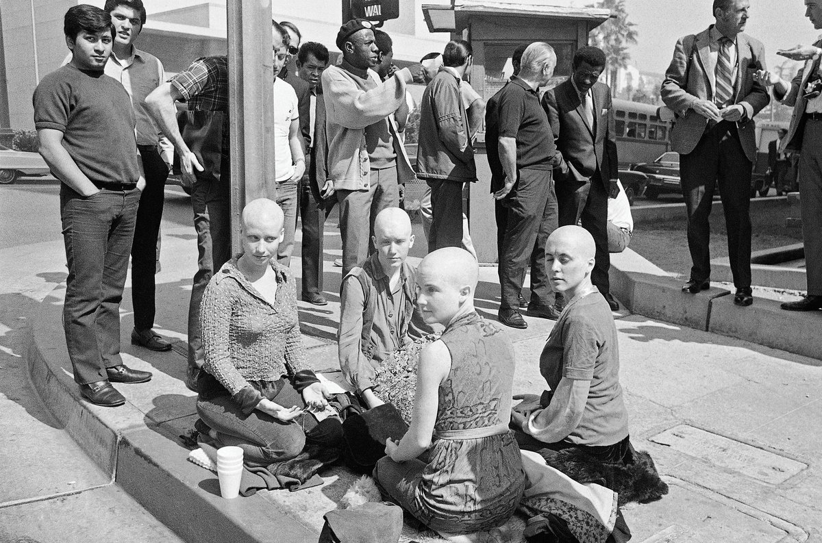 History always repeats.
Manson girls at the courthouse during his trial. 🤔