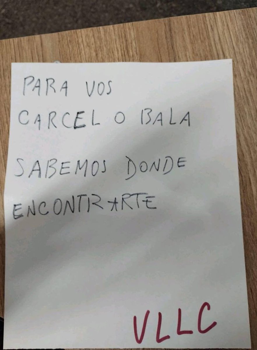 "Para vos cárcel o bala. Sabemos dónde encontrarte. VLLC”, el mensaje que recibió la Pta. del Centro de Estudiantes de Humanidades de Rosario. 

Desfinancian la educación pública, alimentan el miedo y el odio. Repudio a esta actitud cobarde y solidaridad con los compañeros.
