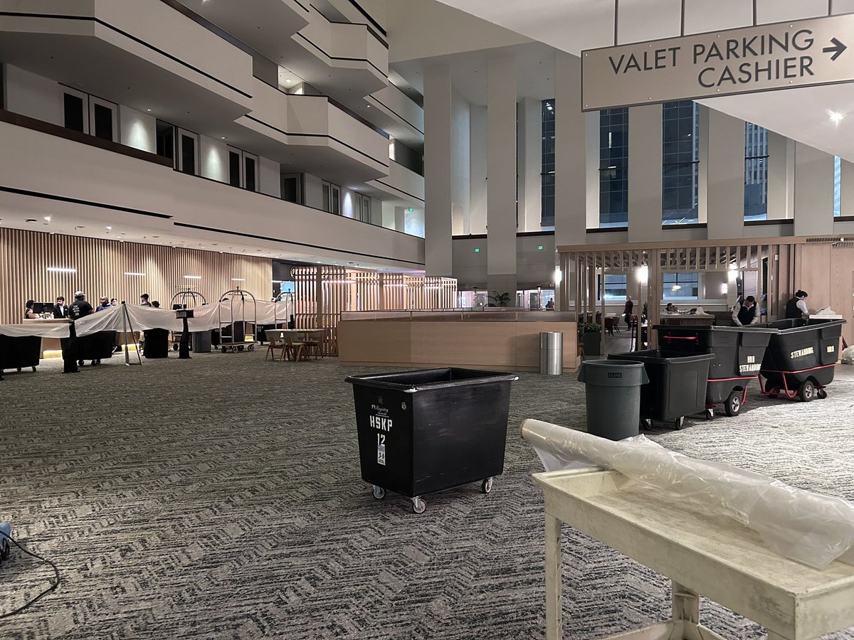 Bianca_t's tweet image. First time in America and get stuck with my 2 year old in the middle of a tornado at Hyatt regency Houston with bits of the roof flying off! Feel like someone is watching over us tonight 🙏🏻#houstontornado #hyattregencyhorel