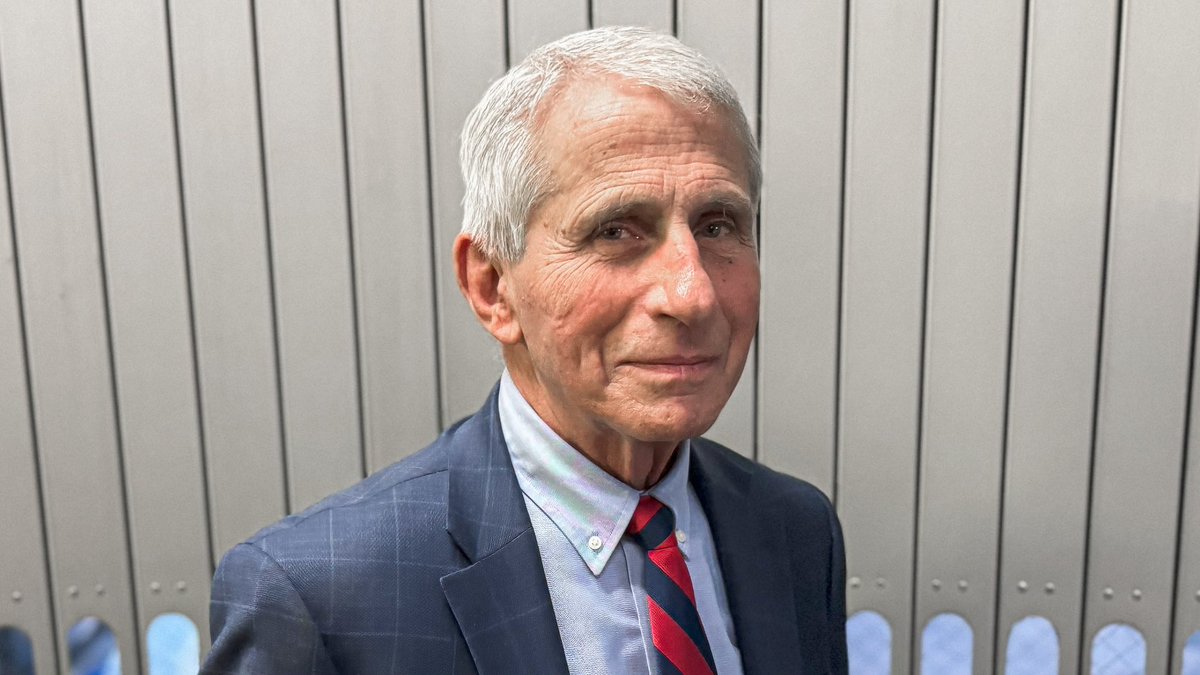 Dr. Fauci happened to be on my flight from LaGuardia in New York to Dulles in D.C.

He had no problem posing for photos and greeting travelers as they exited the plane tonight.

📸 : <a href="/ThePhotoJay/">Jared W.</a>