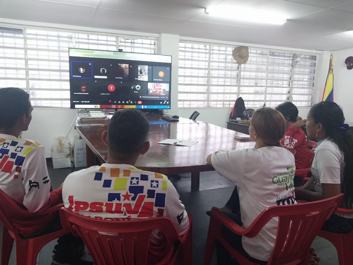 Una de las cosas que tiene la juventud chavista es que se matiene en formación constante para que nadie nos engañe y sigamos conociendo la verdad, por eso participamos vía online en el curso del proceso constitucional en los últimos siglos de Venezuela.
<a href="/OviedoPSUV/">Tito Oviedo</a> <a href="/JuventudPSUV/">Juventud PSUV</a>