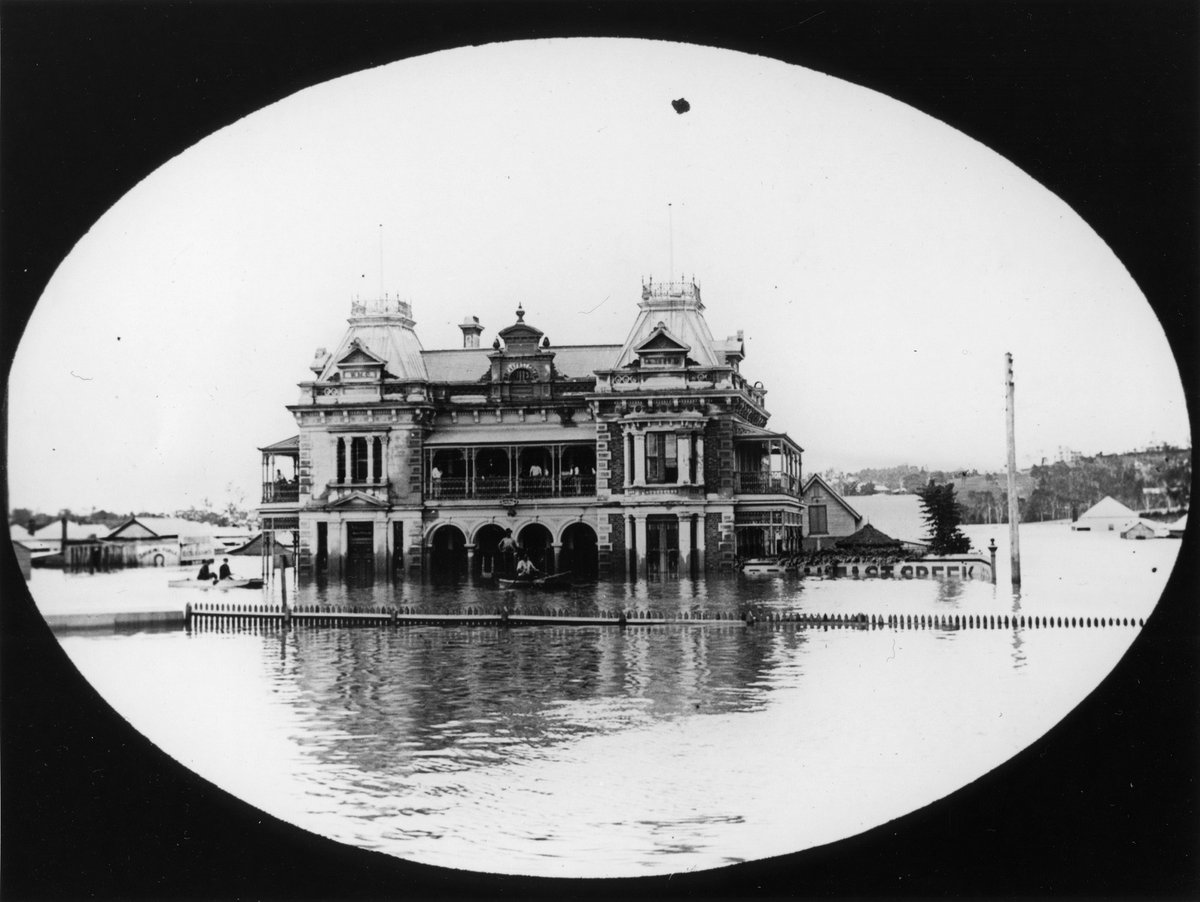🎉 Happy Birthday, Breakfast Creek Hotel! The iconic heritage-listed hotel opened its doors on this day in 1890. 📸: Flooding at the Breakfast Creek Hotel, Brisbane, 1893 - ow.ly/qMqf50RJ6mC