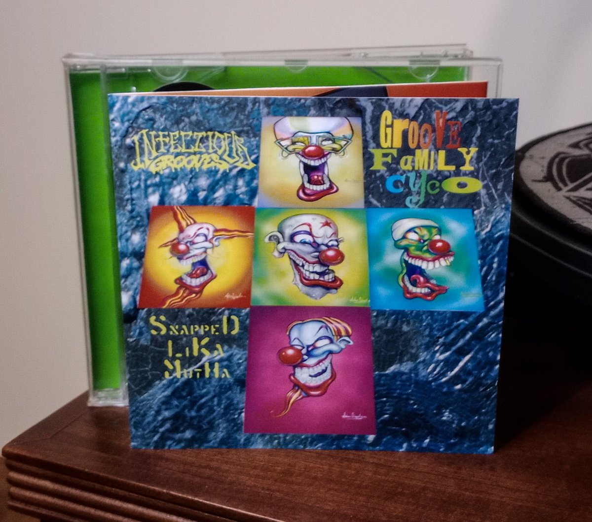 'You want funky? 
We got funky!
What kind of funky? 
Violent and funky'

🇺🇲 INFECTIOUS GROOVES: 'Groove Family Cyco' (1994)

🎧 youtu.be/1f7XwCsx4fs?si…

#InfectiousGrooves #Funk #NowPlaying #MetalTwitter #Playlist #FunkMetal #Metal #GrooveMetal #Hardcore #CD