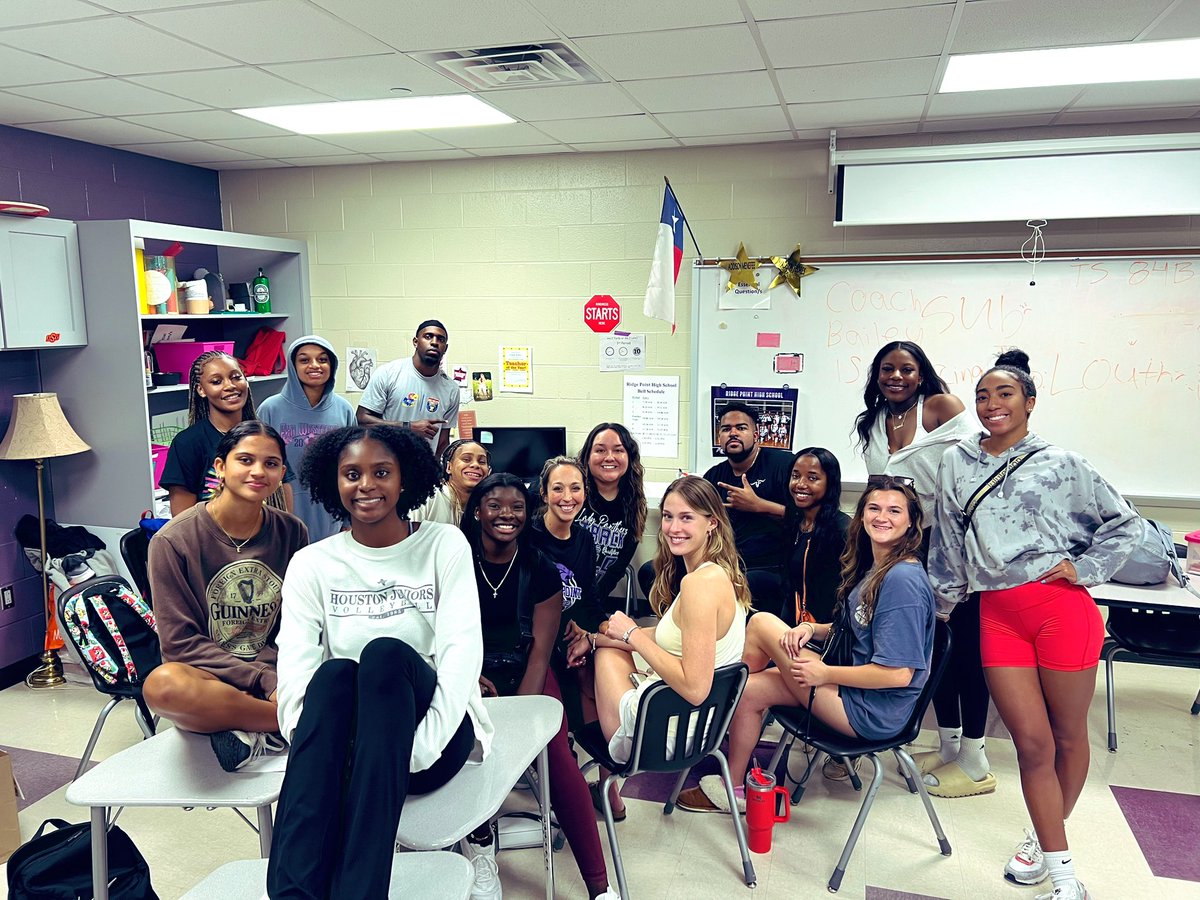 Nothing in this world makes me happier than seeing our old heads from @RidgePointVB and <a href="/RPHS_FB/">Ridge Point Football</a> come back to see coach <a href="/Selenaaaaaa/">Selena Khan</a> and myself! ❤️ We love this time of year and we love the relationships we have built over the last 5 years! ☺️ I am blessed to be apart of it all!