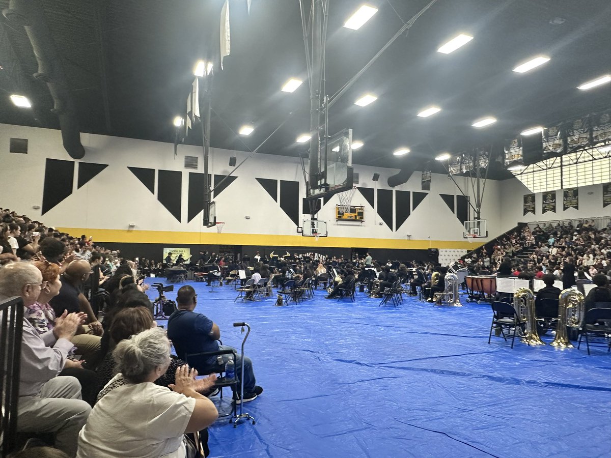 Enjoying a great night of music 🎶 our Novilleros Band were fantastic tonight. They played their hearts out 🎺🎷💛🖤@TheParkMS @YsletaISD @jortiz_P_