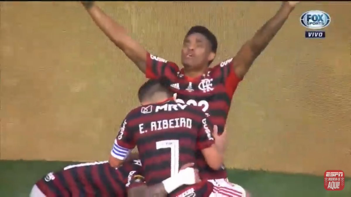 contarei aos meus filhos que, na final da libertadores de 2019 o Flamengo estava perdendo

e no último minuto, o homem, ele mesmo, VITINHO fez o gol de empate e da virada

e na comemoração, gabigol e everton ribeiro foram chupar a pica dele, como mostra a foto: