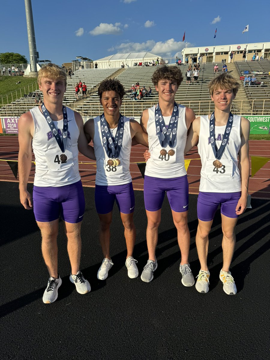 Here are your State Medalists in the Class B 4x100 Meter Relay!!

Congrats again Ben, Ethan, Hayden and Colin!!

@Bennyho2145 @baessler_ethan @haydendaggett19 @colinymccabe 

#BlairBears @BHSBlair @EntPubSports