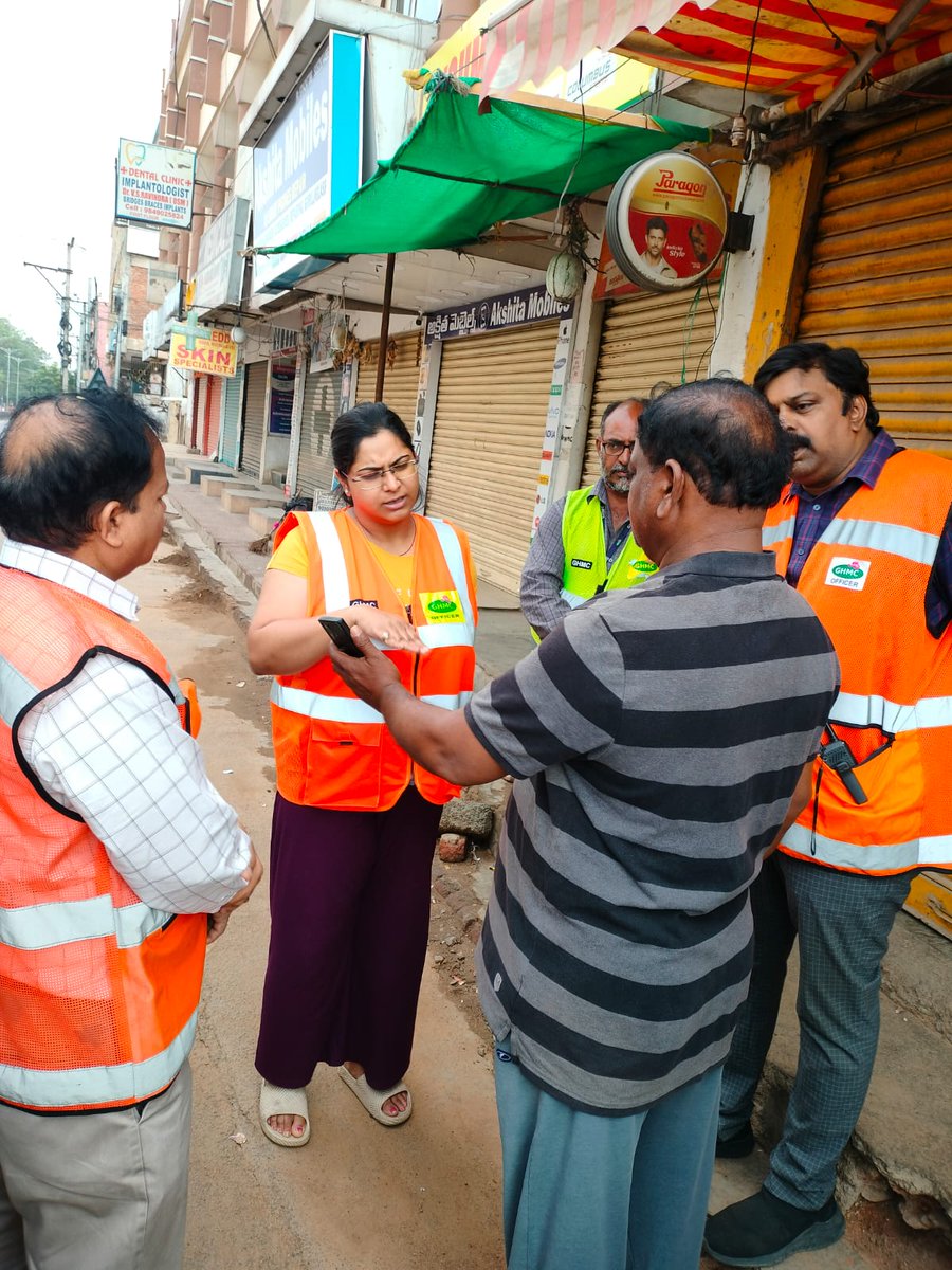 Inspection of 
vulnerable points /interaction with citizens on  water stagnation 
Special teams 2 remove  choking points r visiting locations & taking action
Visit pics _ Qutubullapur Suchitra ,Alwal road

@CommissionrGHMC 
@GHMCOnline 
@TelanganaCMO 
@TelanganaCS