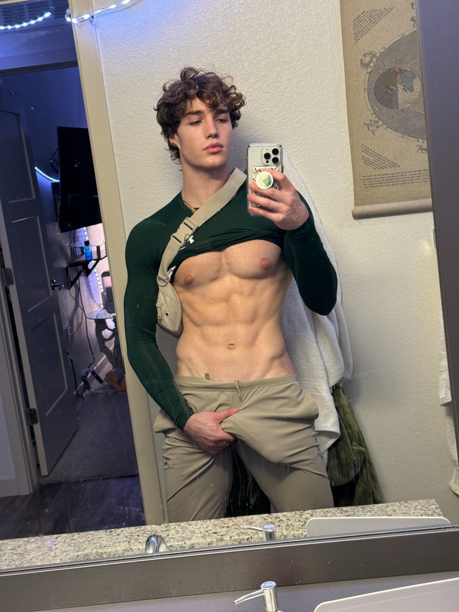 HazelHoffmanxxx's tweet photo. My balls are full do you want to be as well? https://t.co/Zu2IlTt28m