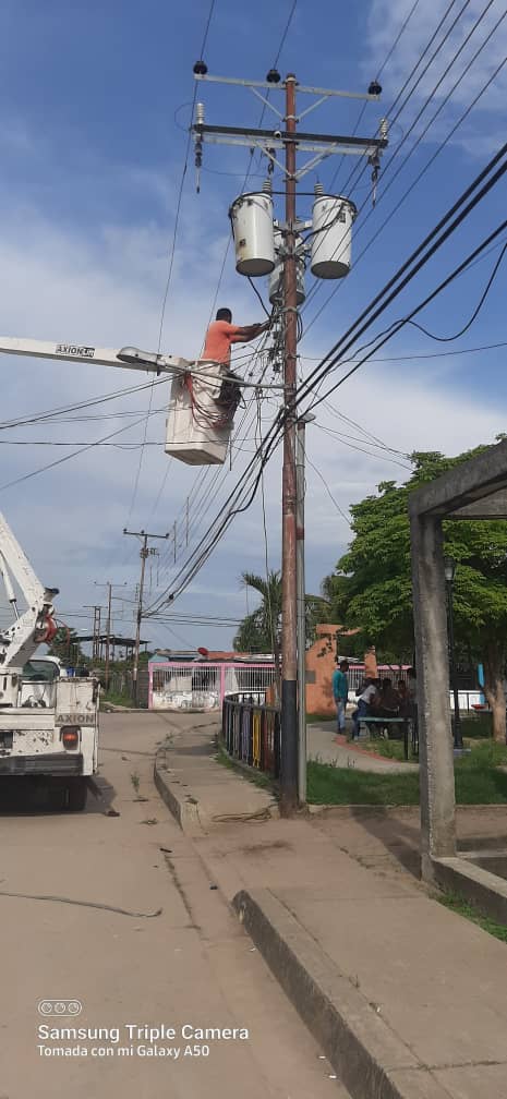 ⚡️ 𝔸𝕡𝕦𝕣𝕖 La fuerza trabajadora de #Corpoelec efectuó mantenimiento correctivo en los circuitos Teatro de Operaciones, Los Corrales, Guasdualito, Totumito, Amparo y Sur para fortalecer el servicio de energía ofrecido a más de 3.200 familias del municipio Páez.