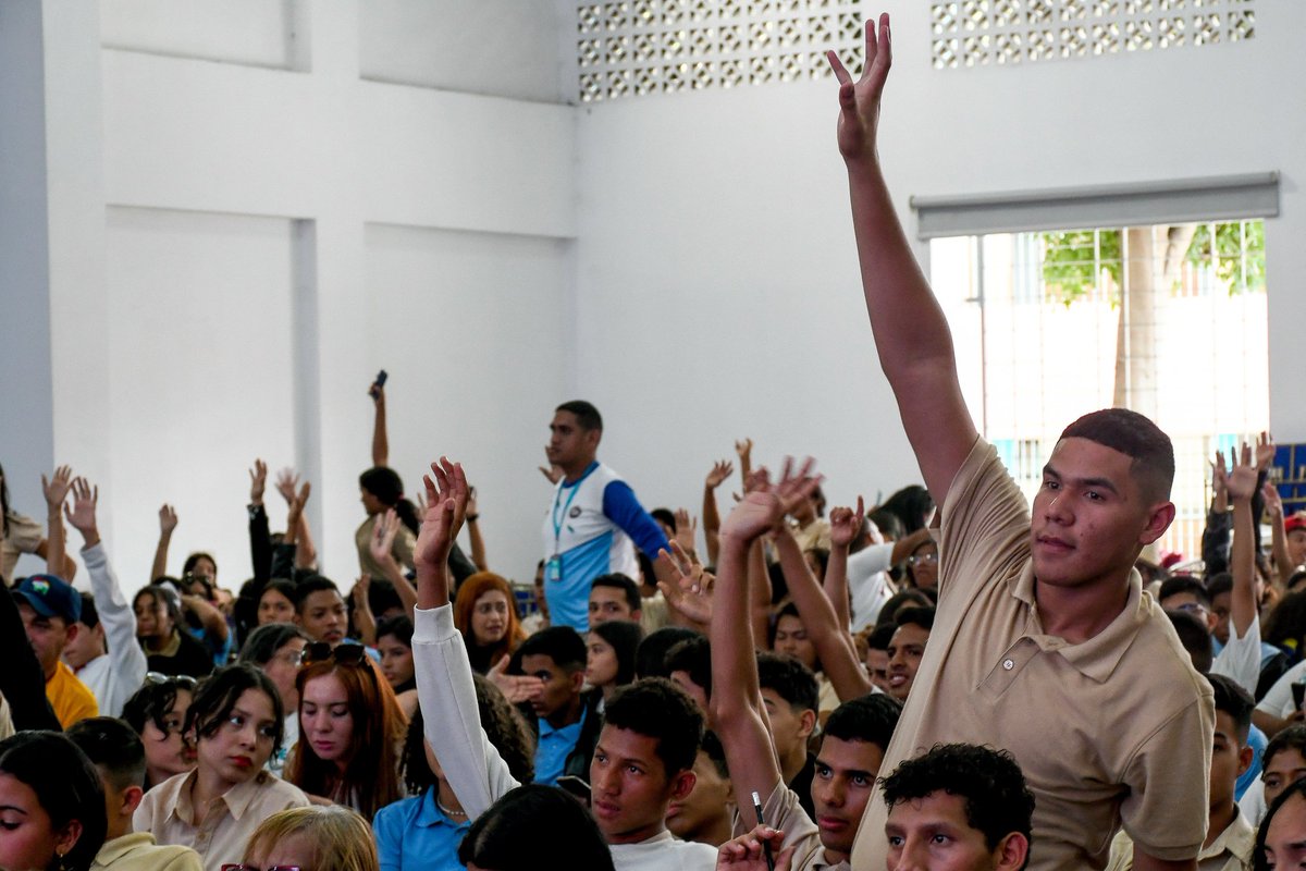 ¡Liderazgo y compromiso! 

La juventud construye su futuro. Desde el Colegio la Gran Colombia, en Caracas, avanza el III Congreso Nacional de la OBE. 
Juntos/as elevamos la calidad educativa e impulsamos el desarrollo productivo del país. 

#EsteEsUnPuebloMaduro
<a href="/NicolasMaduro/">Nicolás Maduro</a>