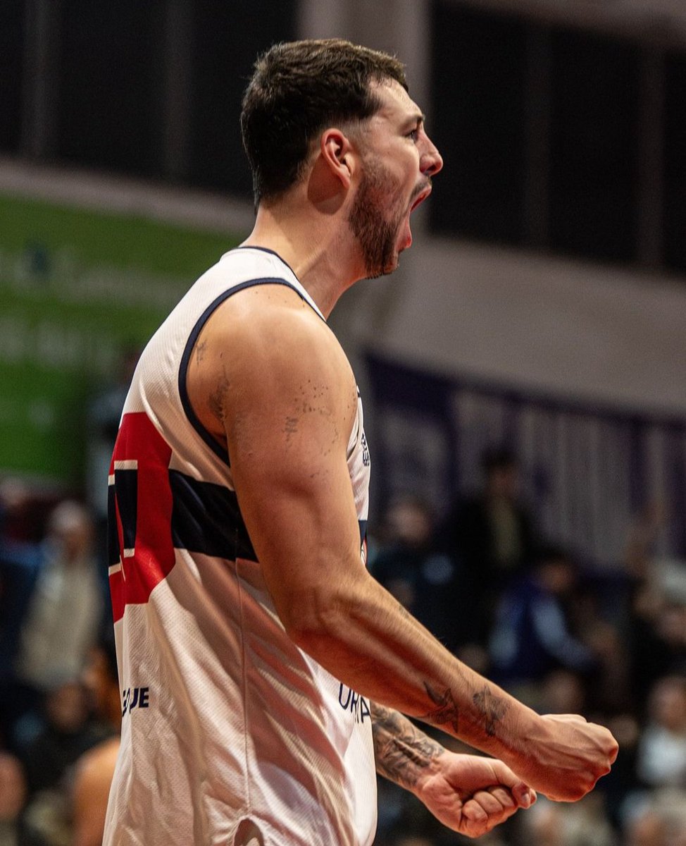 Gran triunfo de <a href="/DSCbasquet/">Defensor Sporting | Básquetbol</a> sobre <a href="/BasketCAPuy/">PEÑAROL | Basketball</a> 87 a 68 para igualar la serie 1-1 en semifinales <a href="/LUB_Uy/">Liga Uruguaya de Básquetbol</a>, enorme partido de Theo Metzger <a href="/TheoMetzger7/">Theo Metzger</a> 26 pts (5/9 en triples), 4 reb, 2 rec, Malik Curry <a href="/iammalikcurry/">Kyngcurry</a> 26 pts, 7 asist, Kayo 18 pts, 4 reb