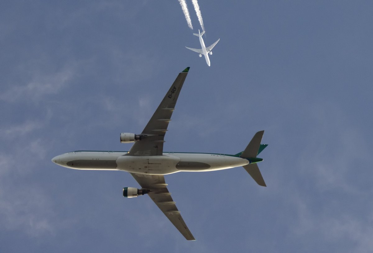 This evening's @AerLingus flight from Dublin into @BostonLogan, at 5000' over Winthrop, is framed by @KLM flight 621 from Amsterdam to Atlanta at 36,000' high. @NBC10Boston