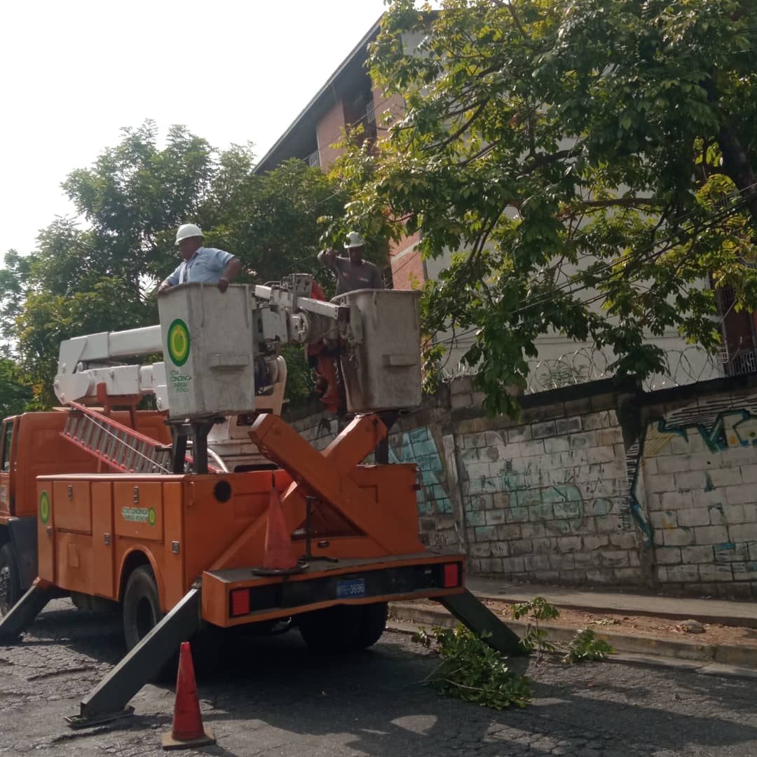 ⚡️ 𝕄𝕚𝕣𝕒𝕟𝕕𝕒 Fuerza trabajadora del Centro de Servicio Guarenas-Guatire-Caucagua realizaron mantenimiento correctivo en el circuito B2 de la subestación Luis Caraballo de Guatire, para adecuar líneas y poste de media tensión impacto por un vehículo.