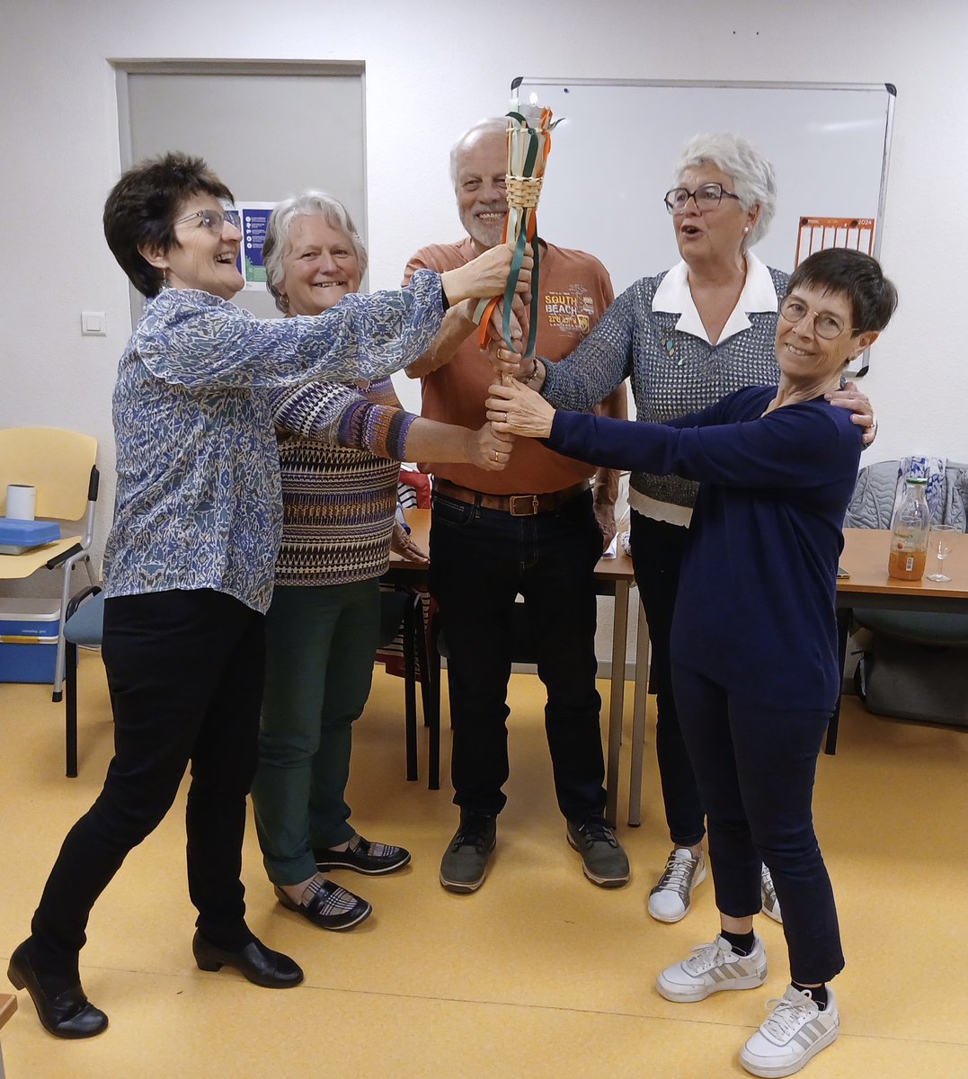 Jusqu'ici Présidente de l'#ADMR #SAAD de #Clairvaux, Claire CORDIER vient de passer son flambeau à 4 bénévoles qui vont désormais co-présider l'#association !
'C'est une nouvelle forme de #gouvernance qui, j'en suis certaine, fera ses preuves à Clairvaux', indique Claire !