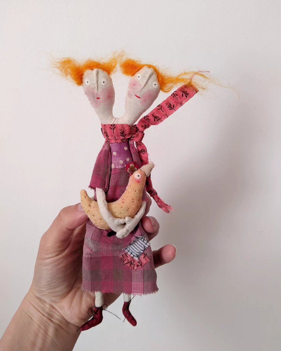 I have zero doubt that they know all the gossips around 😂 Les Cocottes is a one of a kind textile folk art doll. littlebirdofparadise.bigcartel.com/product/les-Co… #CraftBizParty #FridayVibes