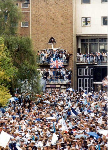 On this day 1987 the FA Cup was paraded around the streets of Coventry and an estimated 350,000 lined the route. BBC broadcast live ,but the bus took over 4 hours to make the 3 mile journey from Walsgrave to city centre. youtube.com/watch?v=J-mDPO…