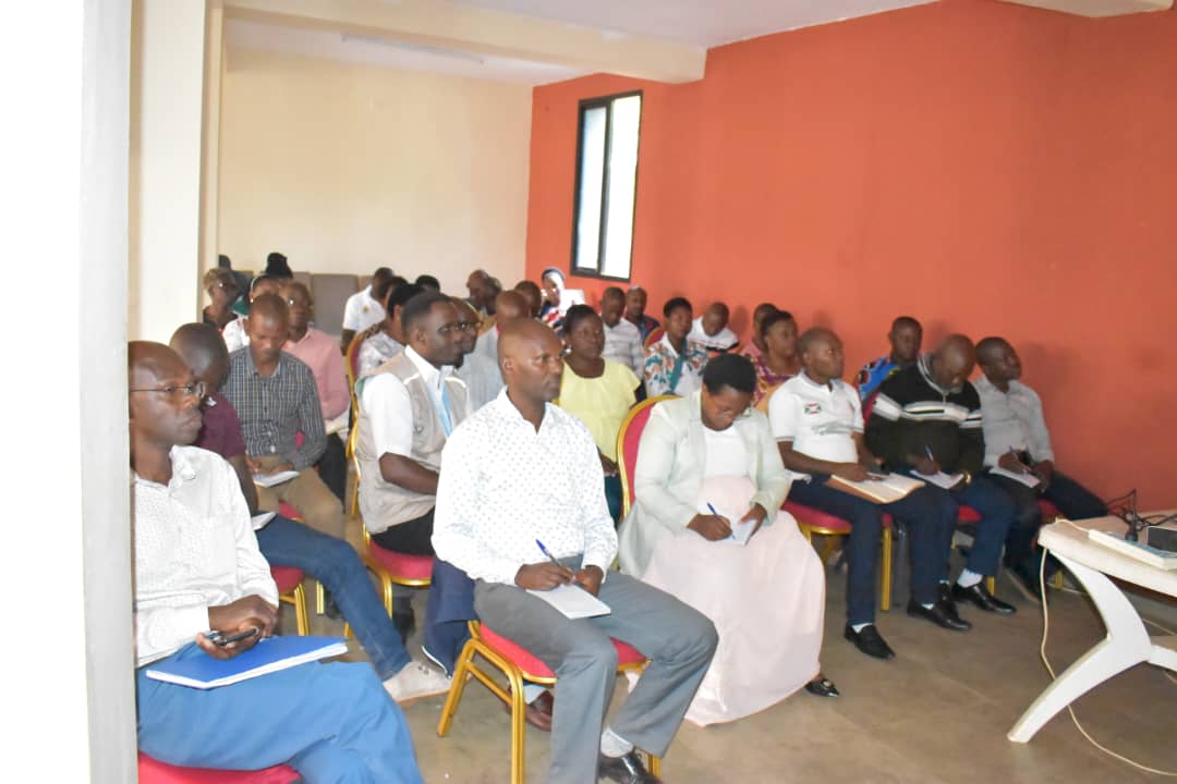 BMineagrie's tweet photo. Atelier de formation du #GSADR sur " l'intégration du changement climatique dans la gestion durable des terres et le financement climatique" ce jeudi 16/5/024, organisé par la @FAOBurundi en collaboration avec le MINEAGRIE à travers le projet Readiness financé par @theGCF. https://t.co/1PemTFvN7a