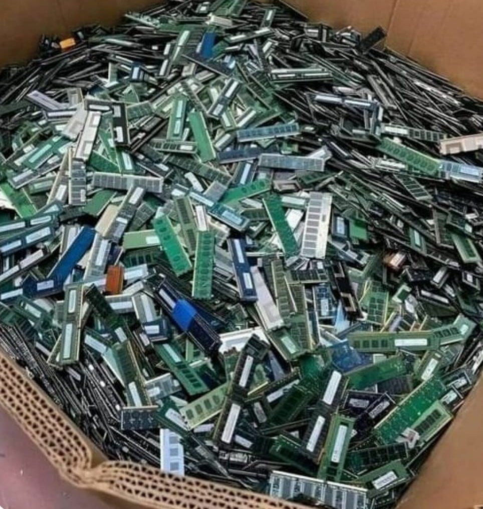 laughandclash's tweet photo. A box full of memories 😅😂
#memes #memestocks #TwoworldsFinalEP #FridayMotivation #GrandConcertENGLOTinDC #explore #exploremore https://t.co/RB15VvlgQD
