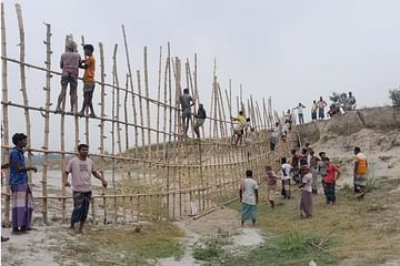 Kudos to the local people for their remarkable initiative! Building bamboo dams to combat erosion along the #Brahmaputra River in Payolakandi, Bahadurabad Union, Dewanganj Upazila, Jamalpur is a shining example of grassroots climate action w/ global significance. 🌊
@ProthomAlo