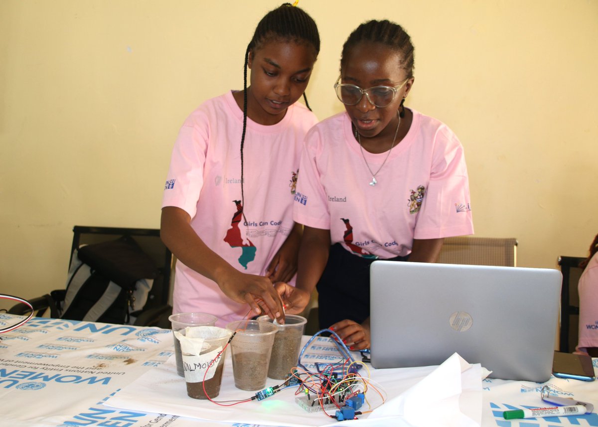 #DidYouKnow? Only 25% of researchers in #Malawi are women, and they're underrepresented in key tech roles. But change is happening! 💼 With support from @IrlEmbMalawi, we’re nurturing a new generation of female leaders in #STEM through the Malawi Girls Can Code Project. #Coding