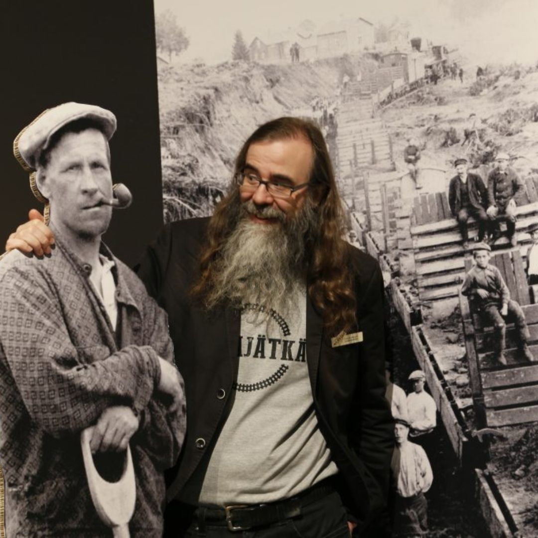 Vuoden työväentutkimus 2024 -palkinto on myönnetty Kalle Kalliolle teoksesta Ratajätkät: Rautatienrakentajien kokemukset 1857–1939. Paljon onnea Kalle ja ratajätkät! Palkinnosta voi lukea lisää täältä: buff.ly/3yw3sw8 

Valokuva: Kati Lehtinen