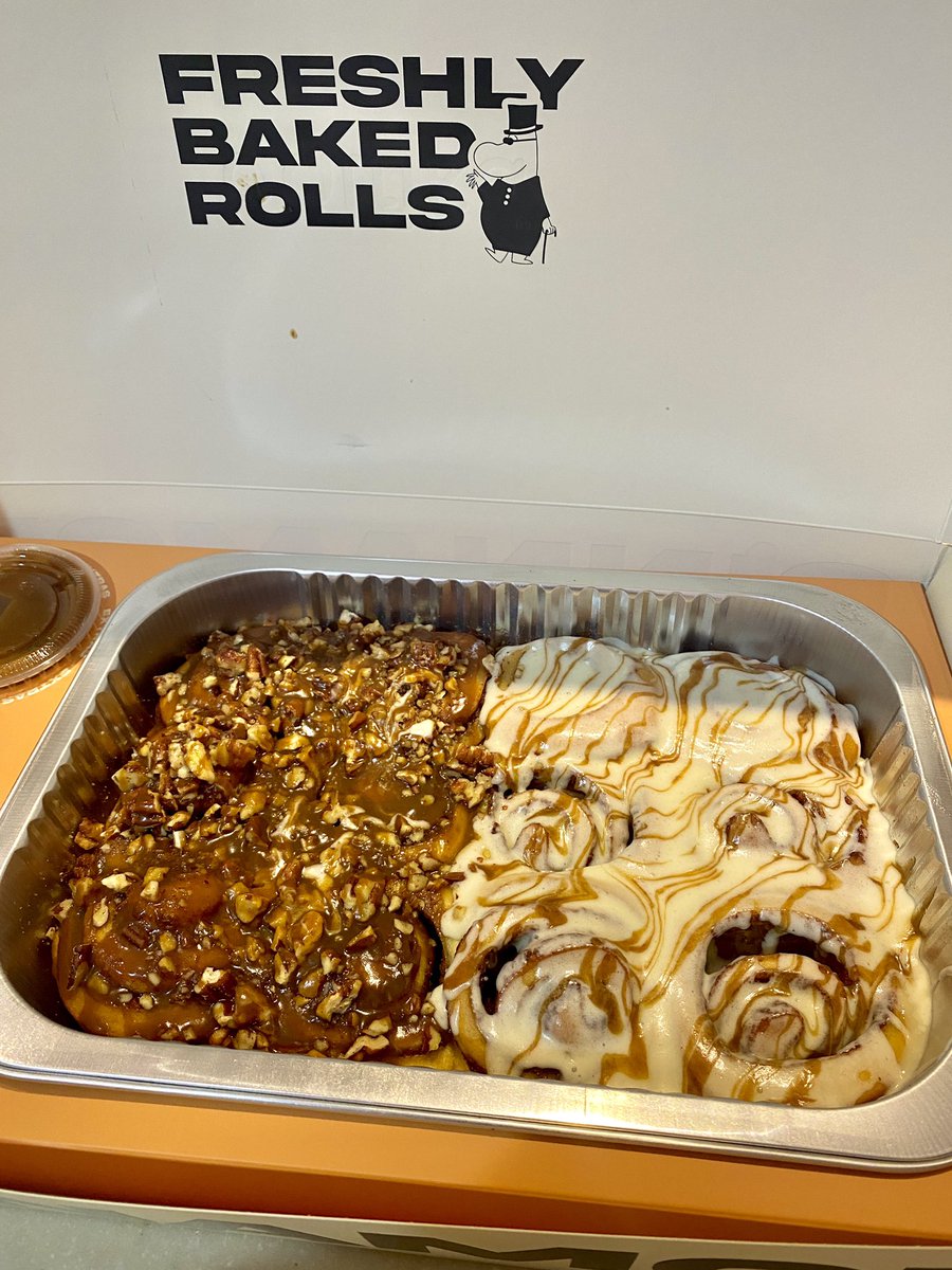 نكشف الستار عن ألذ سينامون رول بالرياض 🥮👌🏻

أسمهم بالفيكا
👨🏻‍🍳: من تطوير الرائع <a href="/kldpastry/">خالد</a> 

🛵: موجودين في <a href="/TheChefz_/">ذا شفز</a> 

نكهتين… الأولى كرامل بيكان و الثانية كريم تشيز مع رشة كرامل خفيفة