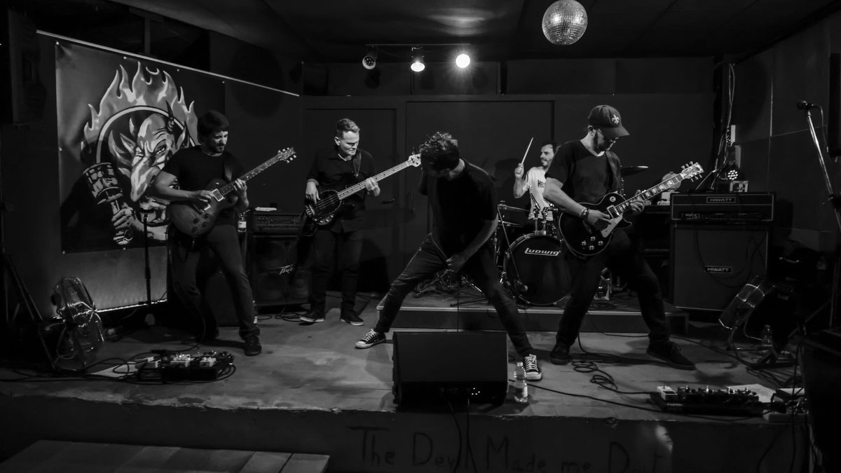 Iep, Remences! Aquesta matinada, si encara us aguanteu el pet, serem a DOS QUARTS DE DUES a @cal_ninyo 💥
Val a dir que estem amb moltes ganes de tocar a LA NIT KNAYA, a la Festa Major de Sant Boi (GRATUÏT)
O sigui que al tanto amb la gleva i fins aquesta nit. FOC A LA BARRACA!🔥