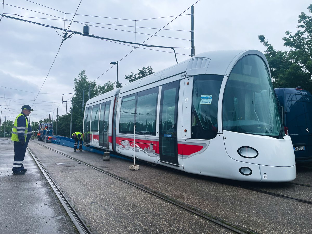 🚋💪 Pour renforcer le réseau tramway dans les années à venir, 35 nouvelles rames de 43 mètres ont été commandées La première d’entre elles vient tout juste d’être livrée au dépôt de Saint-Priest 🥰