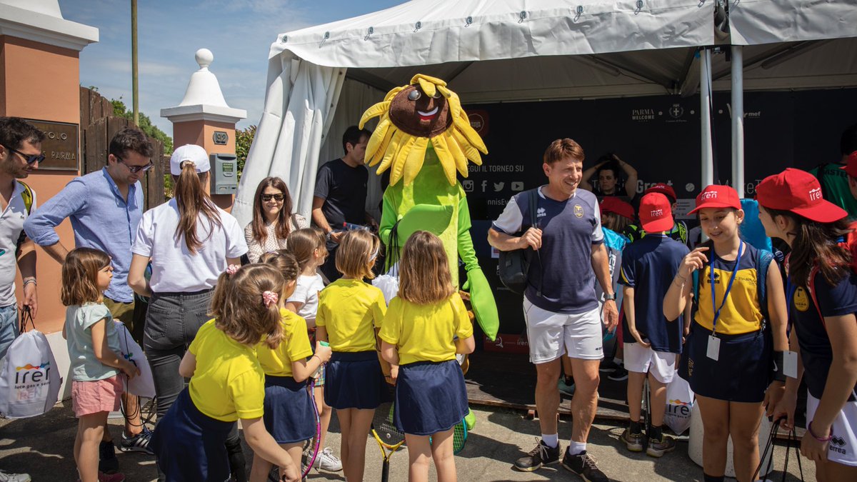 Un ospite speciale al Parma Ladies Open presented by Iren 🥰 La mascotte di Iren ha partecipato al Kids’ Day incontrando giocatrici e bambini del territorio 👨🏽‍🤝‍👨🏼 #tennis #ParmaLadiesOpen #WTA #Iren