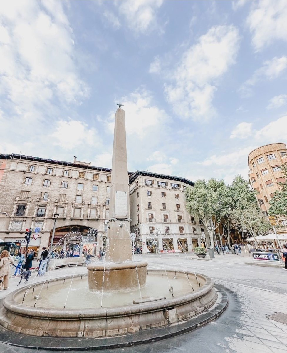 Der Brunnen auf der Plaza de las Tortugas wurde 1833 zu Ehren von Königin Isabel II. von der Stadt Palma erbaut. Weißt du, welches Tier die Spitze des Monolithen krönt? (Tipp: Die 🐢 befinden sich nur im unteren Teil 😉) #VISITPALMA @slowtravelmallorca