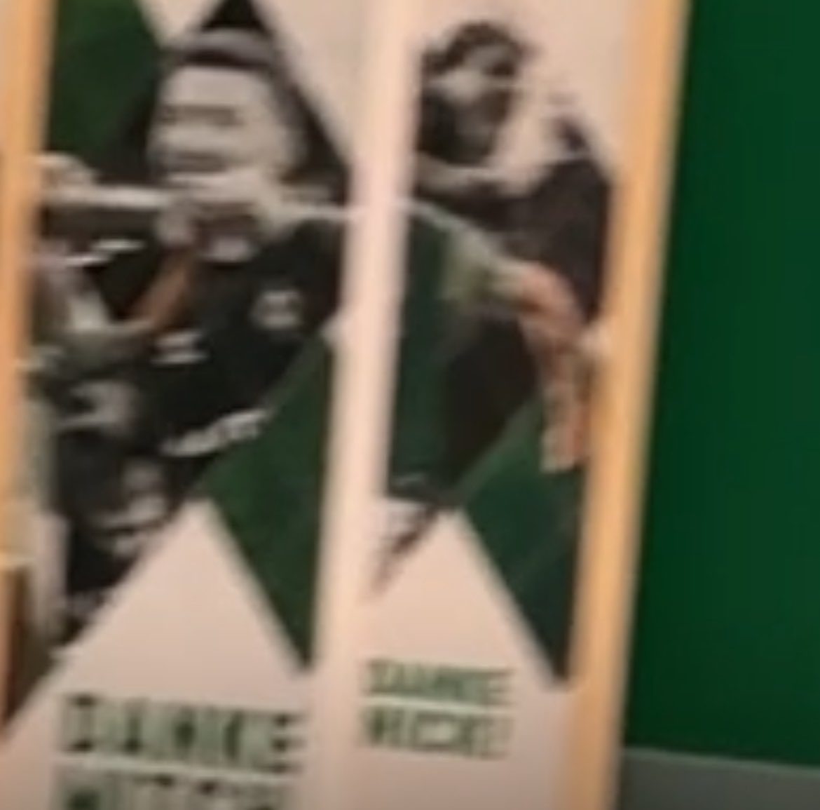 Aus dem Werder WhatsApp Kanal Video. Spricht für mich eher für eine Verlängerung, als für einen Abschied. Das muss Absicht gewesen sein 🤔💚

#werder #weiser #vvl #weiserbleibt #worum