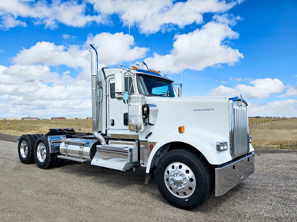 Transform your haul with our top-of-the-line day cab tractors! Check out our inventory of Kenworth T680s, T880s, W900s and more, powered by Cummins and PACCAR engines. Browse now: bit.ly/3UzLGPZ
