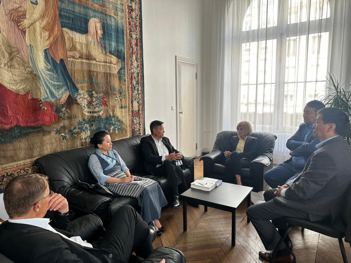 Honourable Sikyong Penpa Tsering, President of the Tibetan Government in exile, has been received by two city councillors; Mme Genevieve Garrigues and M. Patrick Bloche for a closed door meeting at Hotel de Ville de Paris. Others were also present in the meeting.