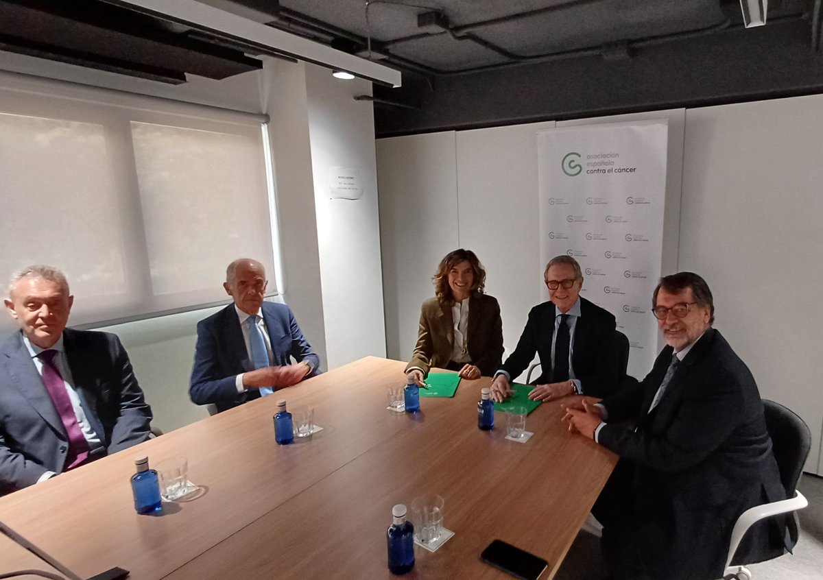 En la firma, Xandra Falcó, presidenta de la Real @fundaciontoledo , @RamonReyes, presidente de @contracancerES, Fernando Jou @FJouRivera , presidente de la Asociación Española Contra el Cáncer en Toledo